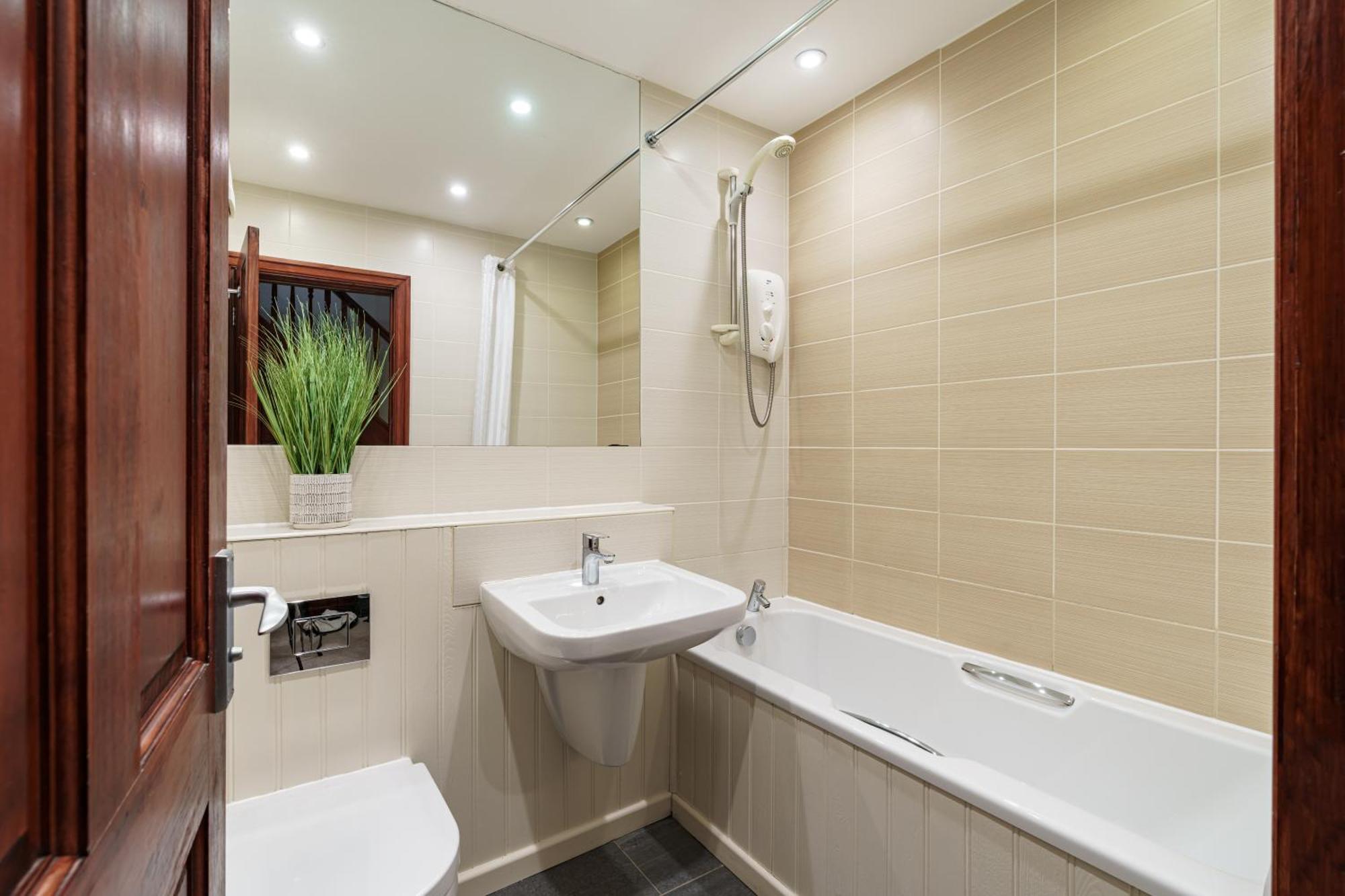 2 Bedroom Lake District Cottage At Windermere Marina Village Bowness-on-Windermere Esterno foto